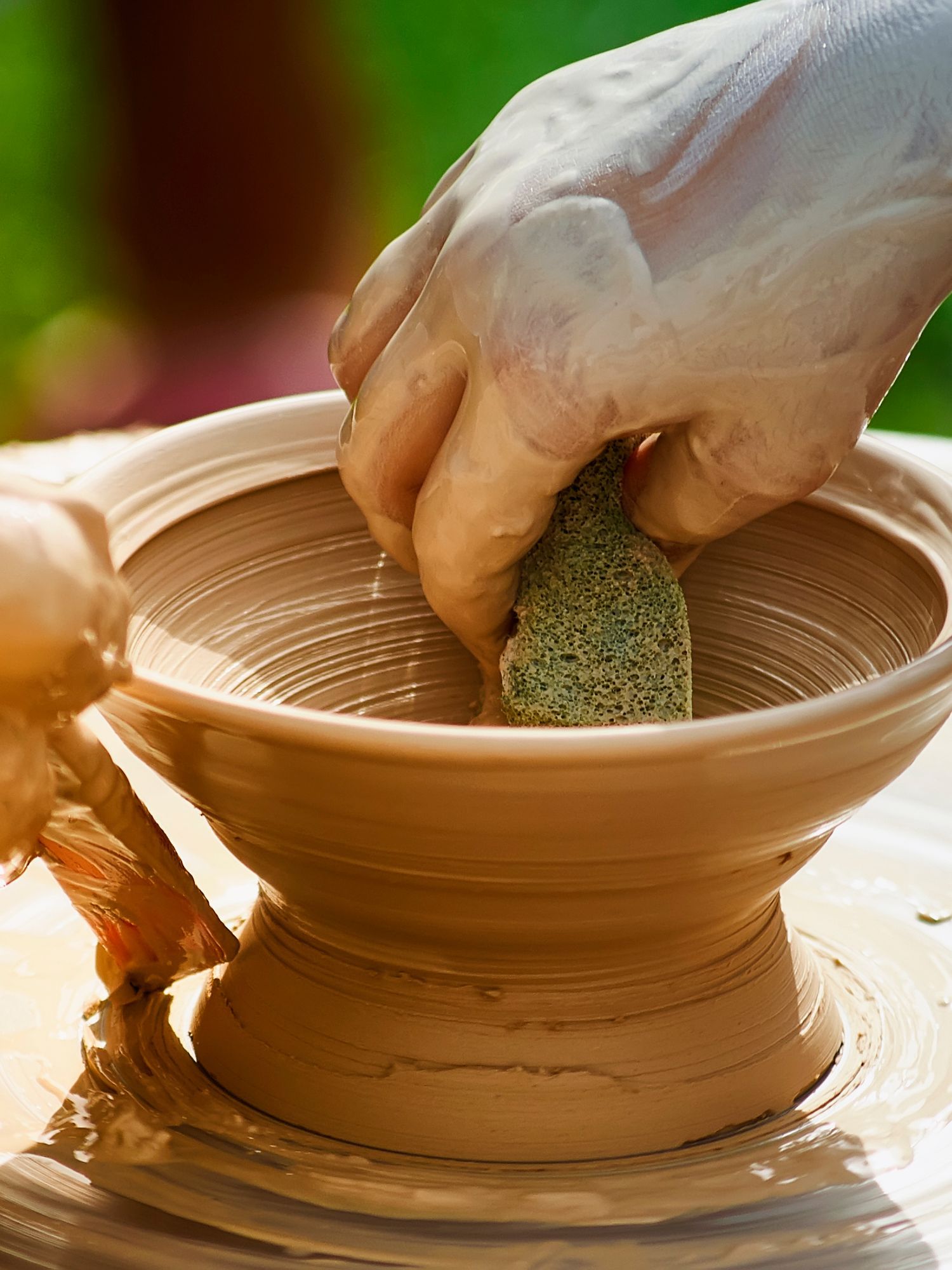 Naczynie ceramiczne w trakcie wykańczania